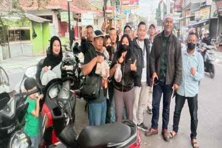 Wartawan Gabungan Bandung Barat Gelar Bakti Sosial Bagi Takjil di Bula