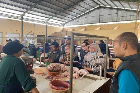 Tim Gabungan Pantau Harga Sembako di Pasar Tradisional Kota Kulon Polr