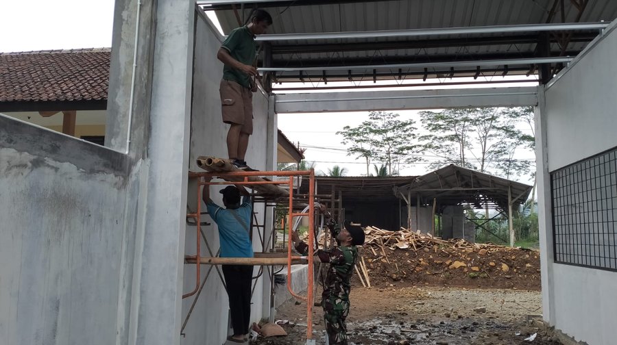Babinsa Koramil 12 karangmoncol Aktif Awasi Pembangunan Kdkmp Di Desa 