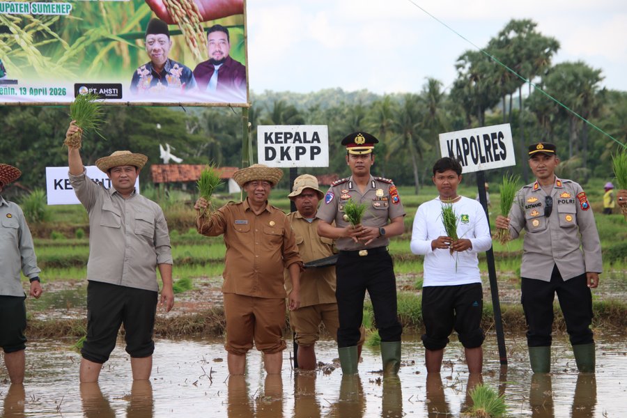 Hadir Langsung Di Sawah, Kapolres Sumenep Dukung Percepatan Tanam Padi