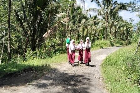 Keceriaan Pelajar Sambut TMMD Jalan Desa Krangean Segera Dibangun